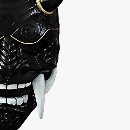 Frontalansicht der schwarzen Oni Dämon Maske mit Hörnern und weißen spitzen Zähnen