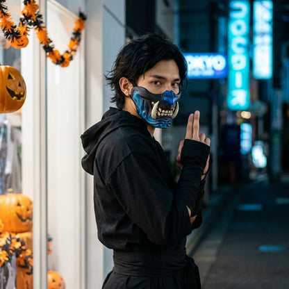 Halloween Dämonenmaske getragen mit schwarzem Ninja-Kostüm auf leerer Straße in Tokio