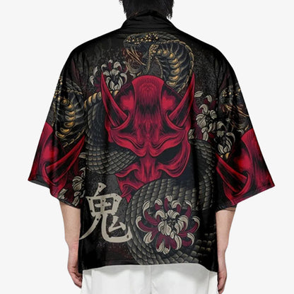Mann in Yokai Kimono Haori Jacke mit Oni-Geist, Kanji und Lycoris radiata Motiv
