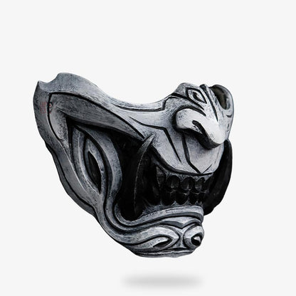 Oni Halbmaske aus Fiberglas, Frontalansicht