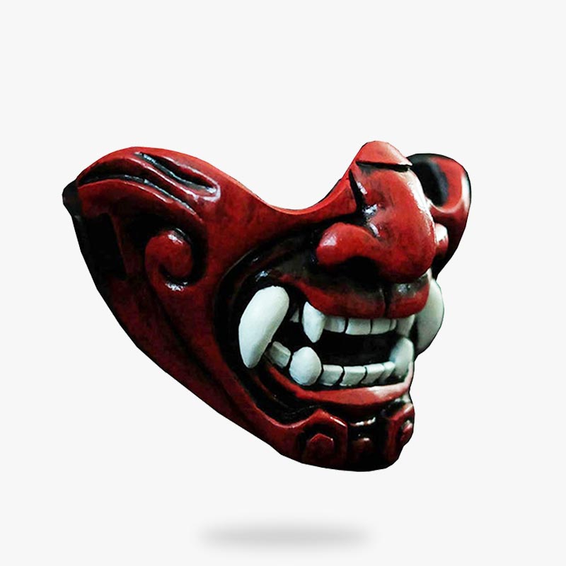 Rote Oni Halbmaske mit furchterregenden Damonenzahnen im japanischen Stil