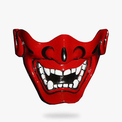 Oni Hannya Maske als rote Halbmaske mit Zähnen und Reißzähnen aus Fiberglas