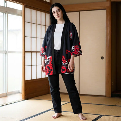 Rote Oni Kimono Jacke für Damen offen getragen vor Shoji Wänden