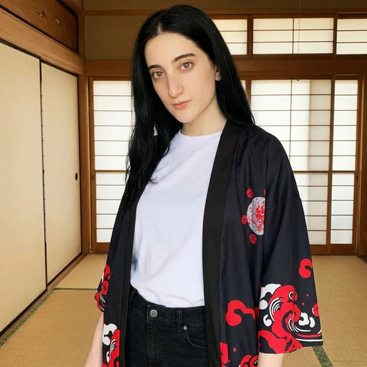 Detailansicht des roten Dämonenmotivs auf dem Ärmel der Kimono Jacke