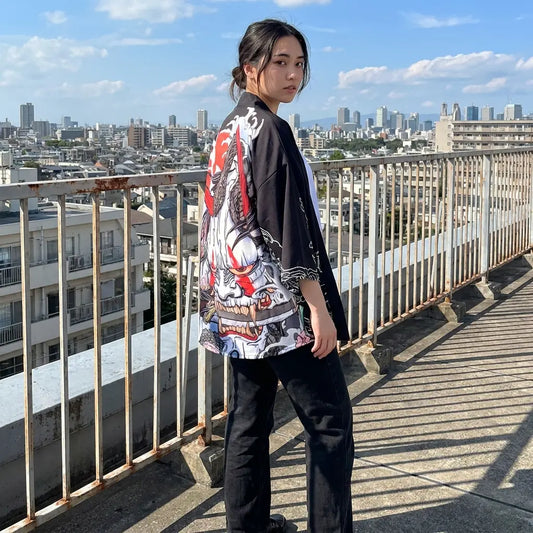 Oni Kimono Jacke in Schwarz-Weiß mit Dämonenprint, offen getragen auf einem Dach