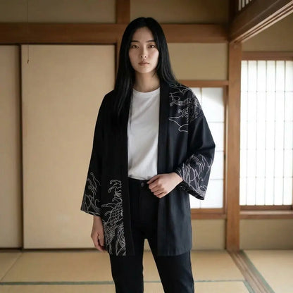 Silberne Oni Kimono Jacke von vorne fotografiert vor Shoji-Wänden