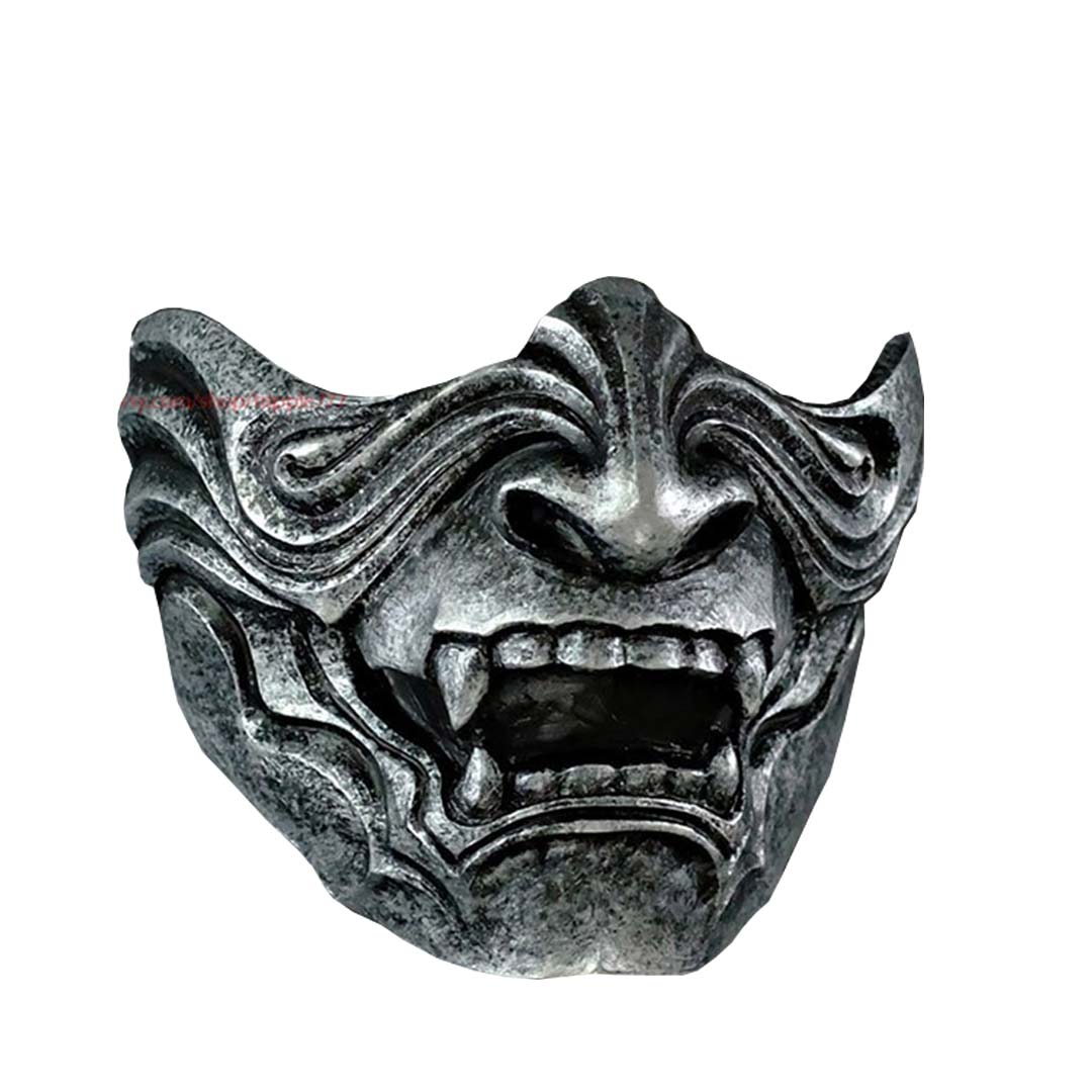 Seitenansicht der von einem Kunsthandwerker gefertigten Drachen Oni Maske