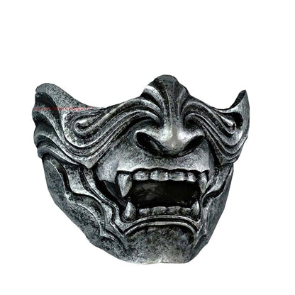Seitenansicht der von einem Kunsthandwerker gefertigten Drachen Oni Maske