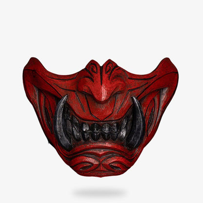 Detailansicht der von einem Kunsthandwerker gefertigten Oni Maske aus Fiberglas mit kräftigem Rot