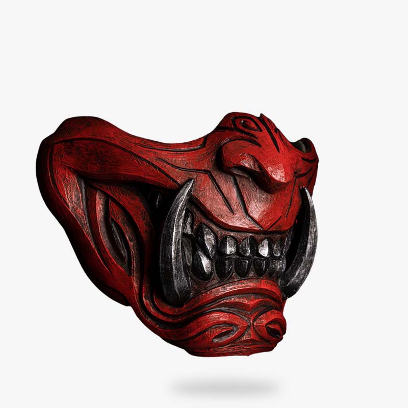 Nahaufnahme der roten Oni Maske mit fein gearbeiteten Details aus Fiberglas