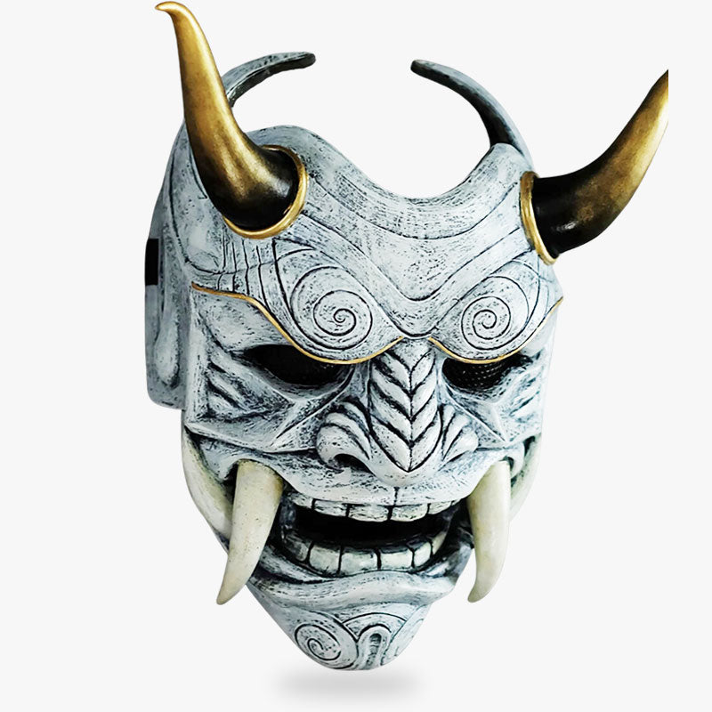 Weiße Oni Maske aus Fiberglas, von einem Kunsthandwerker bemalt mit Hörnern und scharfen Zähnen