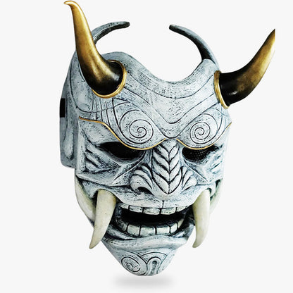 Weiße Oni Maske aus Fiberglas, von einem Kunsthandwerker bemalt mit Hörnern und scharfen Zähnen