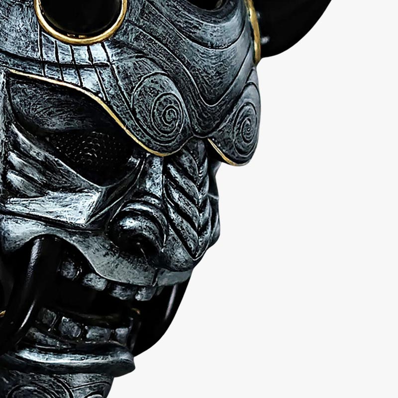 Die Oni Maske ist ein von einem Kunsthandwerker gefertigtes Stück aus Fiberglas, individuell bemalt und geformt mit Hörnern und scharfen Zähnen