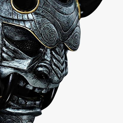 Die Oni Maske ist ein von einem Kunsthandwerker gefertigtes Stück aus Fiberglas, individuell bemalt und geformt mit Hörnern und scharfen Zähnen