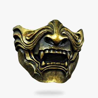 Goldene Oni Halbmaske mit markanten Fangzähnen und Dämonengesicht