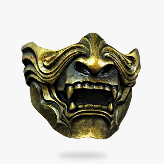 Goldene Oni Halbmaske mit markanten Fangzähnen und Dämonengesicht