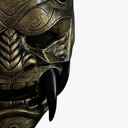 Goldene Oni-Maske aus Fiberglas zum Kauf, von einem Kunsthandwerker gefertigt mit Hörnern und scharfen Zähnen