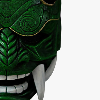 Grüne Oni Maske als Symbol der japanischen Dämonenmythologie, von einem Kunsthandwerker gefertigt