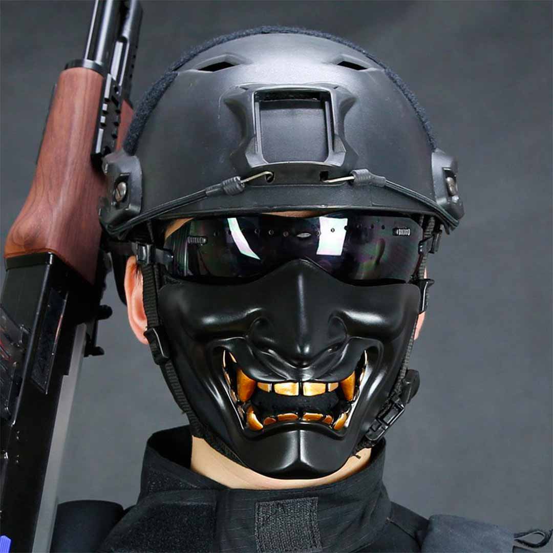 Oni Halbmaske getragen, verdeckt unteren Bereich des Gesichts