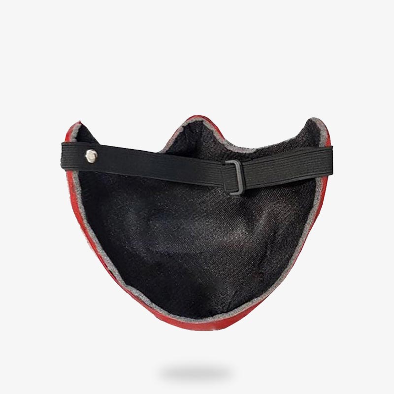 Von einem Kunsthandwerker gefertigte Oni Maske aus Fiberglas in Nahaufnahme fotografiert