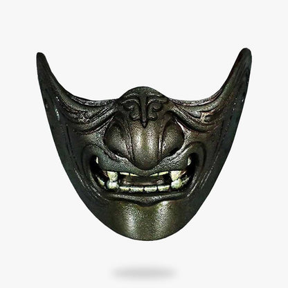 Braune Oni Maske aus Fiberglas mit dämonischem Gesicht und sichtbaren Zähnen