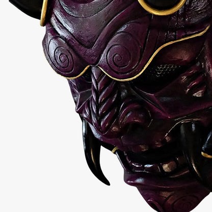 Die komplette Oni Maske ist ein von einem Kunsthandwerker gefertigtes Kunstwerk mit Hörnern und scharfen Zähnen
