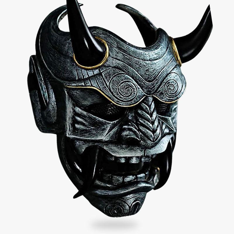 Diese Oni Maske ist ein von einem Kunsthandwerker gefertigtes Kunstwerk aus Fiberglas, bemalt und geformt mit Hörnern und scharfen Zähnen