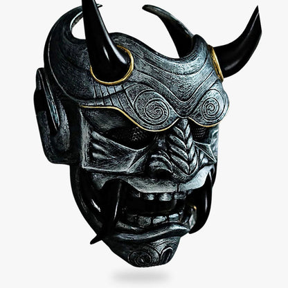 Diese Oni Maske ist ein von einem Kunsthandwerker gefertigtes Kunstwerk aus Fiberglas, bemalt und geformt mit Hörnern und scharfen Zähnen