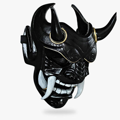 Schwarze Oni Maske, kunstvoll bemalt mit Hörnern und weißen scharfen Zähnen im Dämonenstil