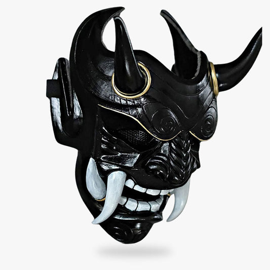 Schwarze Oni Maske, kunstvoll bemalt mit Hörnern und weißen scharfen Zähnen im Dämonenstil