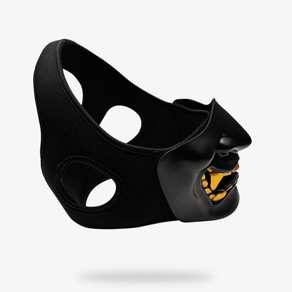 Oni Maske Ninja mit detailreichem japanischem Dämonen-Design
