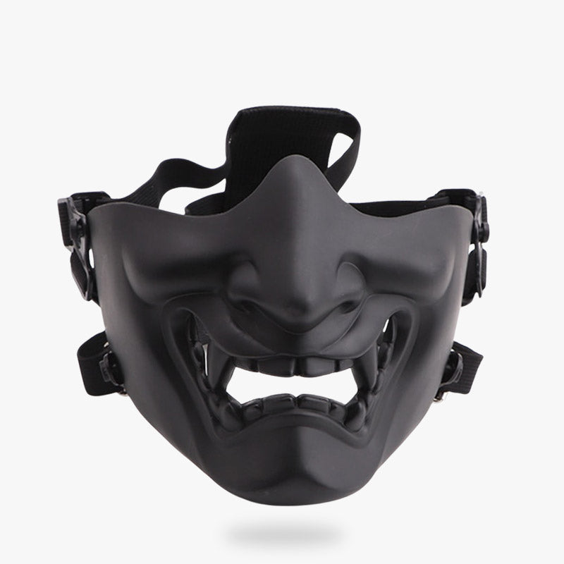 Schwarze Oni Maske Ninja mit Fangzähnen und dämonischem Gesichtsausdruck