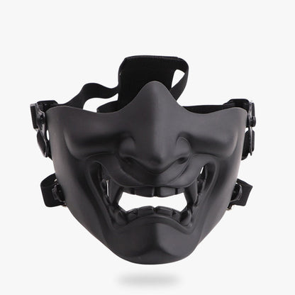 Schwarze Oni Maske Ninja mit Fangzähnen und dämonischem Gesichtsausdruck