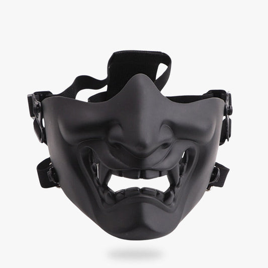 Schwarze Oni Maske Ninja mit Fangzähnen und dämonischem Gesichtsausdruck