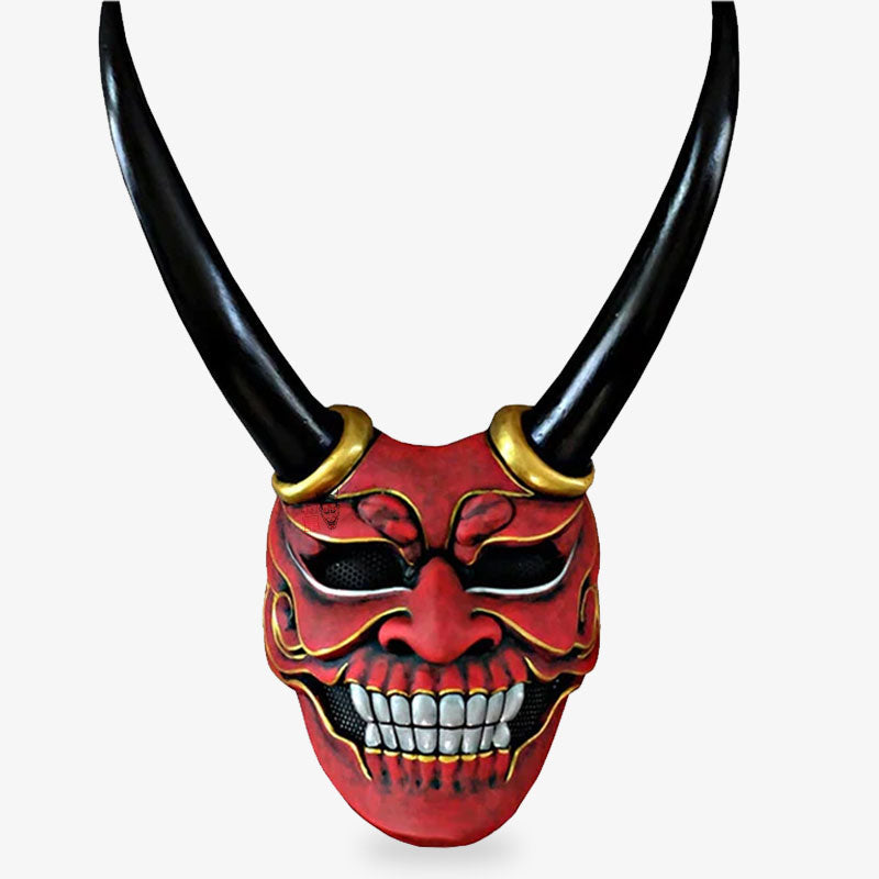 Von einem Kunsthandwerker bemalte rote Oni Maske mit großen schwarzen Hörnern im Detail