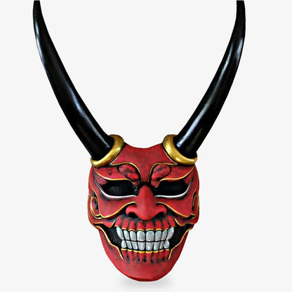 Von einem Kunsthandwerker bemalte rote Oni Maske mit großen schwarzen Hörnern im Detail