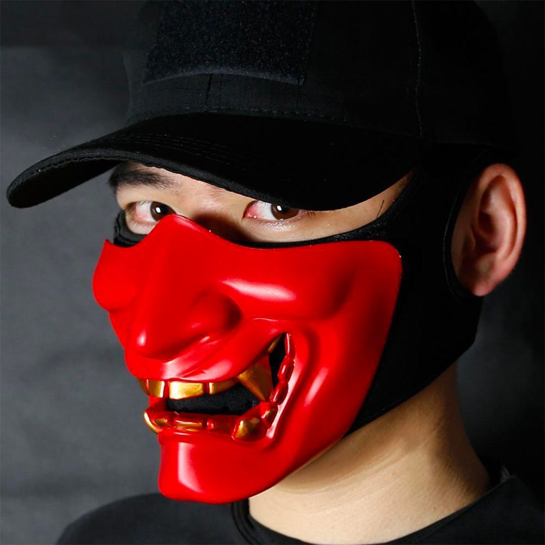 Rote Oni Maske von der Seite mit verstellbarem Kopfband