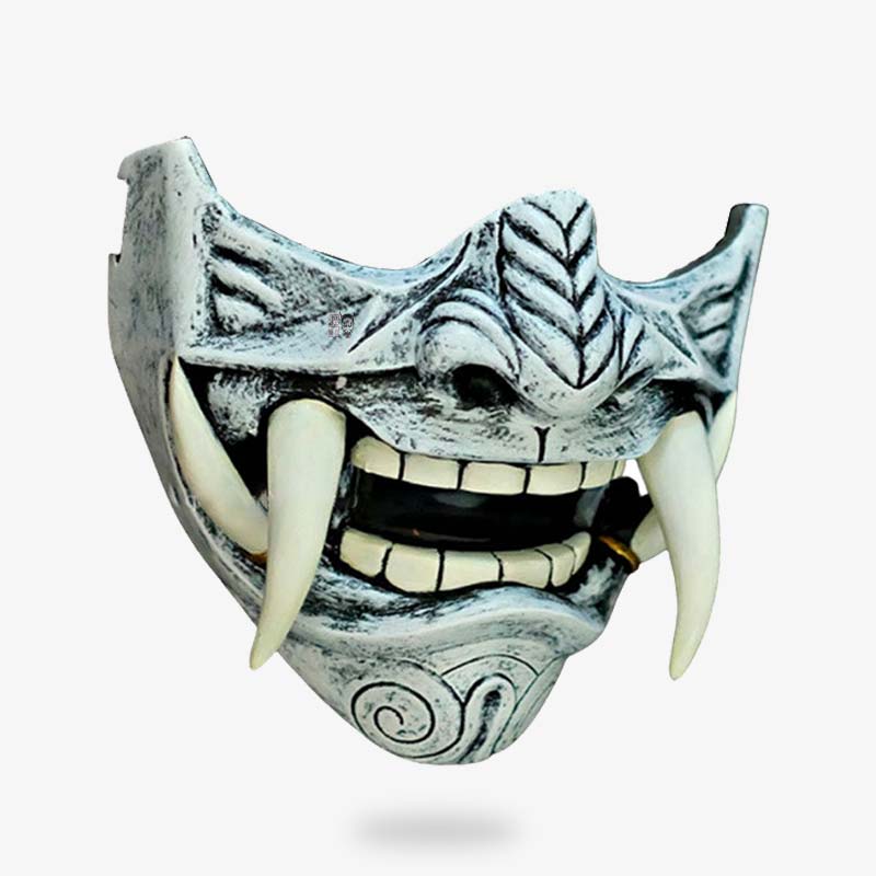 Von einem Kunsthandwerker gefertigte Oni-Halbmaske aus Fiberglas in Weiß mit Dämonenzähnen