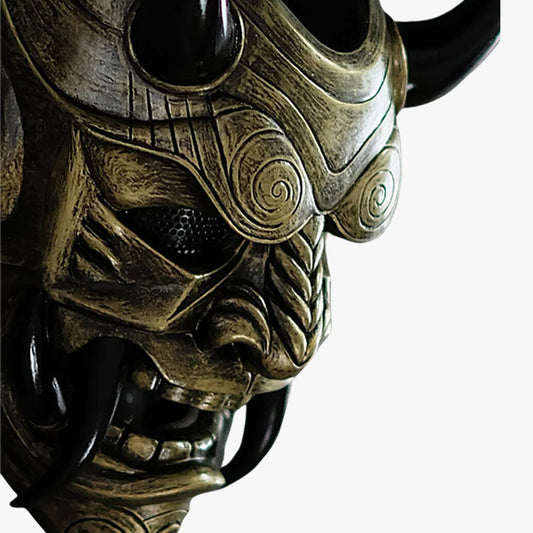 Goldene Oni-Maske im Samurai-Stil aus Fiberglas mit von einem Kunsthandwerker bemalten Details und Hörnern