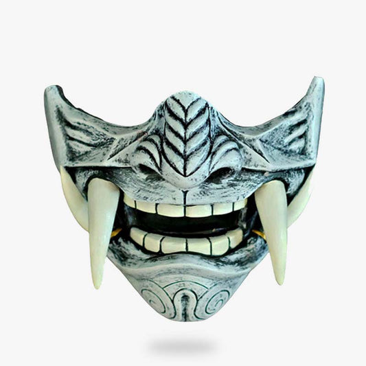 Weiße Oni-Maske im Samurai-Stil mit sichtbaren Zähnen als Halbmaske