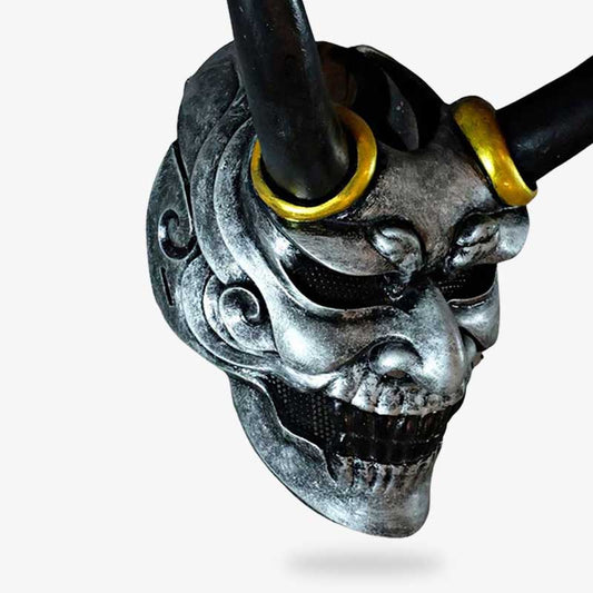 Oni Maske in Silber, Gold und Schwarz von einem Kunsthandwerker gefertigt aus Fiberglas