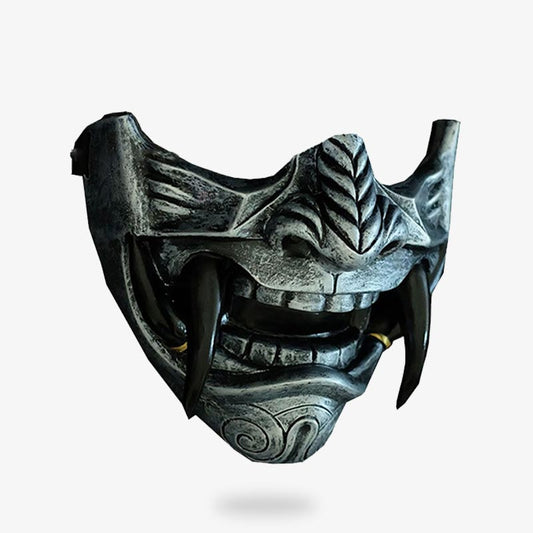Silberne Oni Maske mit furchteinflößenden schwarzen Zähnen