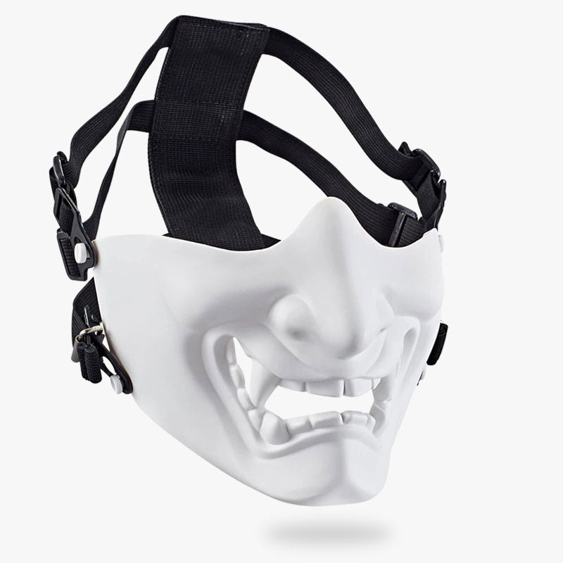 Detailansicht der weißen Oni Maske aus robustem Fiberglas mit Riemen