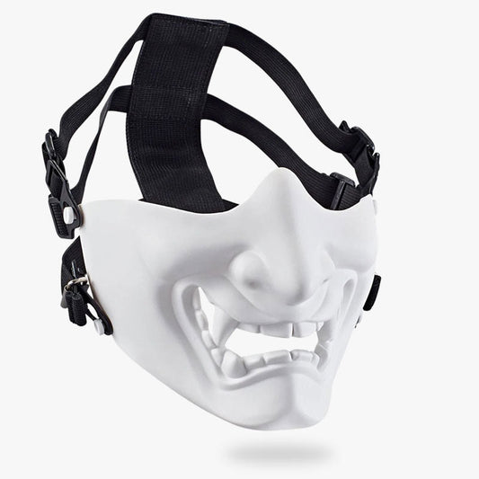 Detailansicht der weißen Oni Maske aus robustem Fiberglas mit Riemen