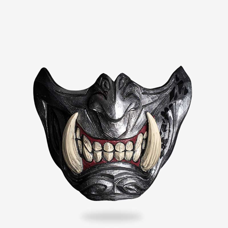 Seitliche Ansicht der Oni Samurai Maske mit sichtbaren Details und Fangzähnen