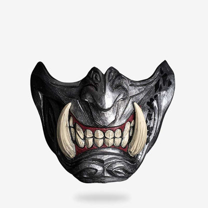 Seitliche Ansicht der Oni Samurai Maske mit sichtbaren Details und Fangzähnen