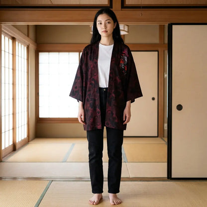 Roter Onna Bugeisha Kimono mit dunklem Blumenmuster, offen getragen im Tatami-Raum