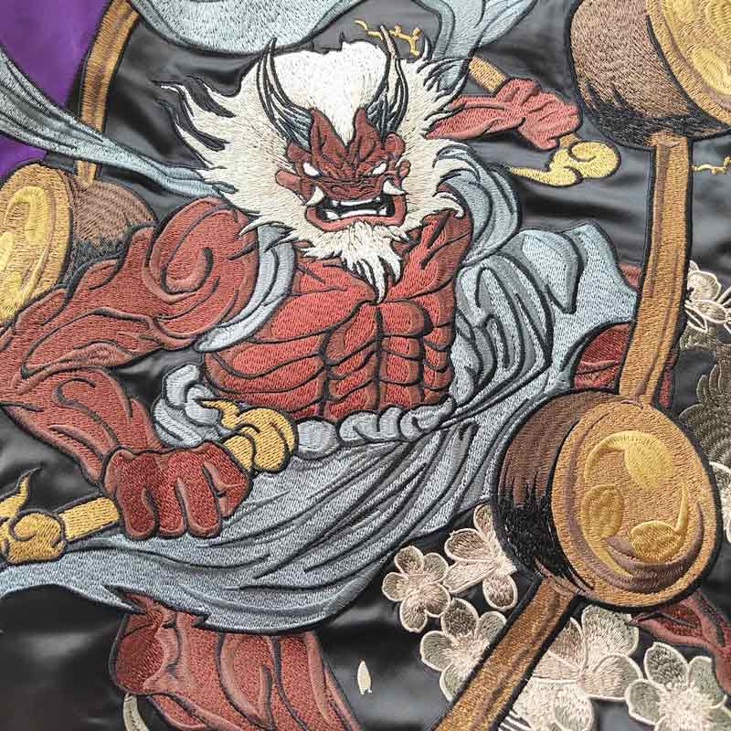 Detailansicht der Raijin Stickerei auf einer Sukajan Jacke