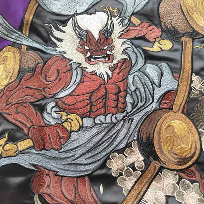 Detailansicht der Raijin Stickerei auf einer Sukajan Jacke