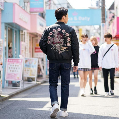 Mann trägt schwarze Raijin Sukajan Jacke mit Blumenstickerei auf der Straße